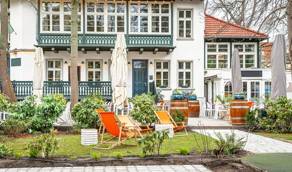 Orange Lounge Chairs Green Summer Garden — Fotografia de Stock