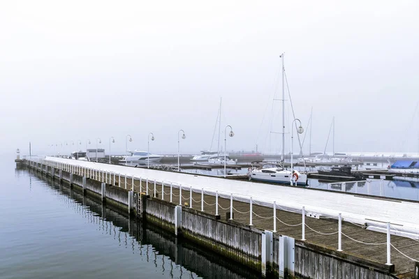 Ködös Kikötőben Horgonyzó Jacht — Stock Fotó
