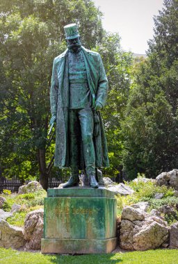 Viyana, Avusturya - 07 Ağustos 2022: Avusturya İmparatoru I. Franz Joseph 'in bronz heykeli, Avusturya-Macaristan İmparatoru, Burggarten' de heykeltıraş Johann Benk tarafından 1904, Viyana 'da yapıldı.