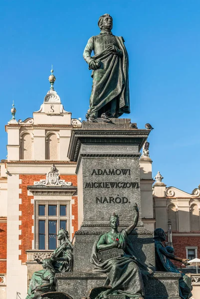 ポーランドのクラクフ 2022年11月12日 記念碑は SkkeniceとSinna通りの角にあるRynok Squareのクラクフに位置するAdam Mickiewiczに 彫刻家テオドール リーガーが設計した記念碑 — ストック写真