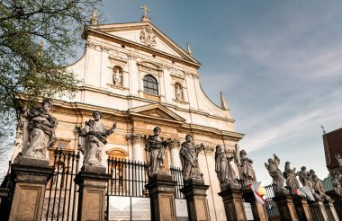 Krakow, Polonya - 12 Kasım 2022: Krakow 'un tarihi bölgesindeki Katolik Havariler Kilisesi' nin güzel Gotik cephesi ve heykelleri