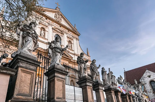 Kraków Polska Listopada 2022 Piękna Gotycka Fasada Figury Kościoła Katolickiego — Zdjęcie stockowe