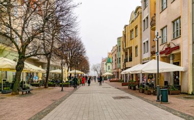 Sopot, Polonya - 12 Nisan 2022: Sopot 'taki tarihi sokakta puslu bir bahar sabahı. Turistler yürüyor ve eski geleneksel mimari