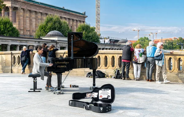 Берлін Німеччина Вересня 2022 Року Вуличний Музикант Який Грає Короля — стокове фото