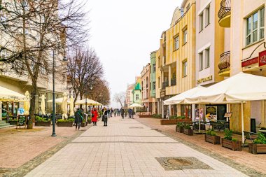 Sopot, Polonya - 12 Nisan 2022: Sopot 'taki tarihi sokakta puslu bir bahar sabahı. Turistler yürüyor ve eski geleneksel mimari