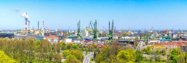 Gdansk, Polonya - 07 Mayıs 2023: Gdansk, Polonya 'daki eski tersane. İnşaat alanı ve Baltık Denizi kıyısındaki seyahat rotası