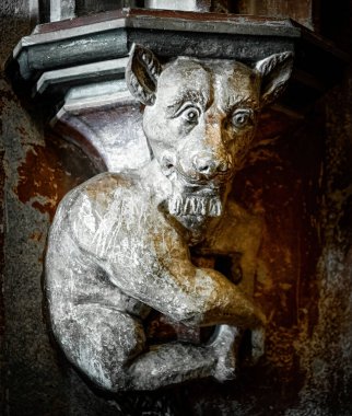 Antik taş iblis heykeli. Gotik kilise dekorasyonu.