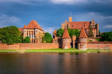 Malbork, Polonya - 07 Mayıs 2023: Töton Şövalyeleri 'nin ortaçağ başkenti, Polonya' daki gotik tuğla kale Malbork, gece görüşü. Popüler turizm merkezi ve UNESCO miras bölgesi