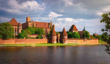 Malbork, Polonya - 07 Mayıs 2023: Töton Şövalyeleri 'nin ortaçağ başkenti, Polonya' daki gotik tuğla kale Malbork, gece görüşü. Popüler turizm merkezi ve UNESCO miras bölgesi