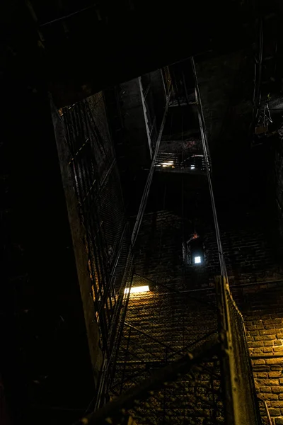 Régi Grunge Fém Lépcső Sötét Ősi Toronyban — Stock Fotó