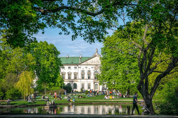 Warszawa Polska Maja 2022 Piękny Zielony Park Wiosenny Pałacu Ogrodzie — Zdjęcie stockowe