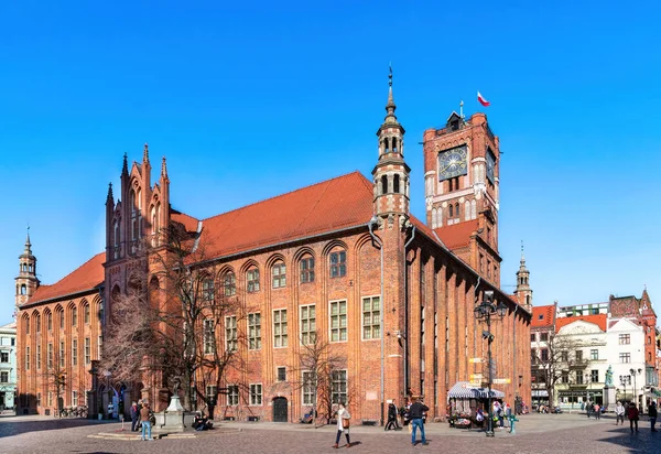 ポーランドのトルン 2022年3月28日 ポーランドのトルンにある中世の市庁舎の美しいゴシック様式の建物 古代ヨーロッパの都市の歴史的な通り 壮大な時計塔 ストック写真
