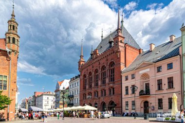 Torun, Polonya - 08 Haziran 2023: Tarihi Ortaçağ Eski Kasabası 'ndaki güzel antik binalar ve Polonya' nın Torun kentinde yürüyen turistler. Eski Polonya ve Alman mimarisi