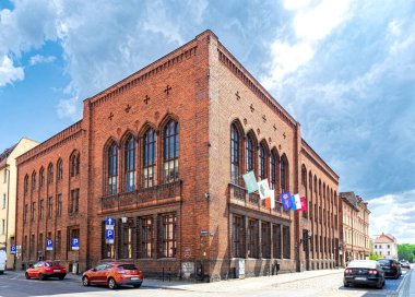 Torun, Polonya - 08 Haziran 2023: Tarihi Ortaçağ Eski Kasabası 'ndaki güzel antik binalar ve Polonya' nın Torun kentinde yürüyen turistler. Eski Polonya ve Alman mimarisi