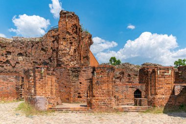 Torun, Polonya - 08 Haziran 2023 Torun Kalesi 'nin yıkık dökük surlarının güzel manzarası. Antik Alman mimarisi, ünlü turizm simgesi.