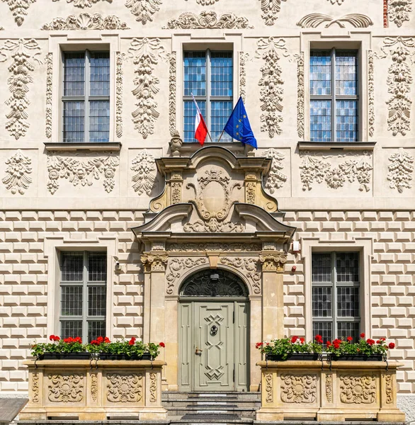 Fasada Zabytkowego Gotyckiego Domu Toruniu Dekoracja Stiukowa — Zdjęcie stockowe