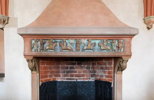 Şöminenin üzerindeki antik ortaçağ duvar kaplaması.