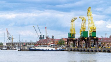 Szczecin, Polonya - 14 Mayıs 2022: Szczecin Tersanesi. Szczecin 'in antik tarihi bölgesinin güzel manzarası, Oder nehri üzerindeki şehir. İskeleye demirlemiş tekneler