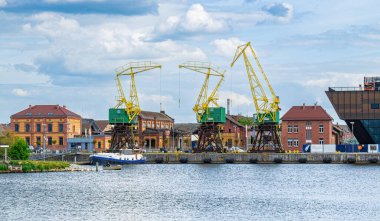 Szczecin, Polonya - 14 Mayıs 2022: Szczecin Tersanesi. Szczecin 'in antik tarihi bölgesinin güzel manzarası, Oder nehri üzerindeki şehir. İskeleye demirlemiş tekneler