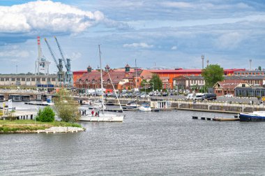Szczecin, Polonya - 14 Mayıs 2022: Szczecin Tersanesi. Szczecin 'in antik tarihi bölgesinin güzel manzarası, Oder nehri üzerindeki şehir. İskeleye demirlemiş tekneler