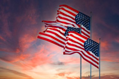 Amerikan bayrağı ve batan güneş