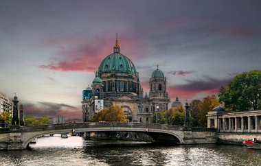 Berlin, Almanya - 25 Eylül 2022: Berlin 'deki tarihi bölgenin manzarası. Evanjelik Yüksek Kilise ve Kolej Kilisesi, Müze Adası ve Spree Nehri 'nde bir eğlence teknesi.