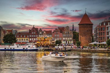 Gdansk, Polonya - 22 Ağustos 2023: Motlawa Nehri 'nin ve Gdansk' ın tarihi bölgesinin güzel hava manzarası. Nehirde eğlence tekneleri ve tuğla gotik mimari.