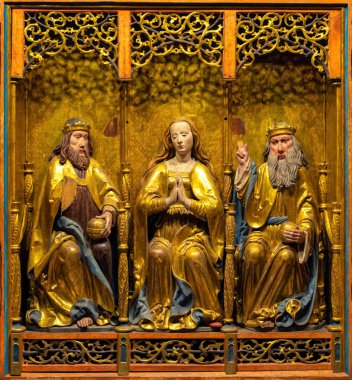 Katolik kilisesindeki eski bir ikon. İsa çarmıha gerilmesi