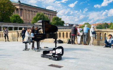 Berlin, Almanya - 25 Eylül 2022: Berlin 'in tarihi bir bölgesinde kraliyet sokağında sokak müzisyeni