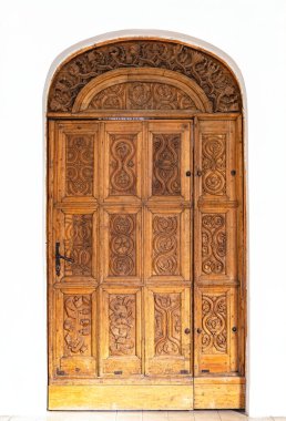 Eski ahşap oyulmuş kilise kapısı.