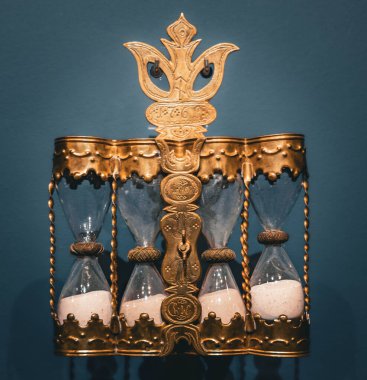 Eski bakır kum saati. Zamanın geçişi kavramı