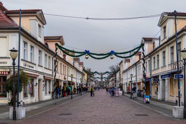 Potsdam, Almanya - 02 Ocak 2022: Potsdam, Brandenburg 'daki tarihi bölgede güzel süslemeler ve yürüyen insanlar. Almanya 'da Noel kutlaması