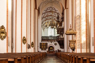 Gdansk, Polonya - 25 Ağustos 2023: Gotik Kutsal Üçleme Kilisesi. Antik Gotik Ortaçağ Kilisesi 'nin sunağı ve sütunu.