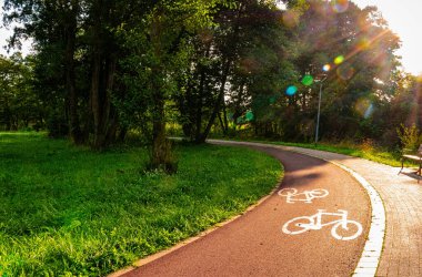 Bahar parkında bisiklet yolu