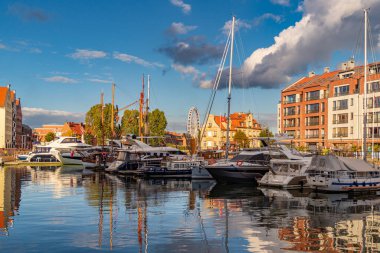 Polonya 'nın Gdansk kentindeki nehir rıhtımı ve yatlar
