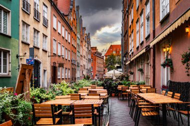 Avrupa 'nın sonbahar şehrinde yağmurlu bir gün. Ortaçağ Gdansk