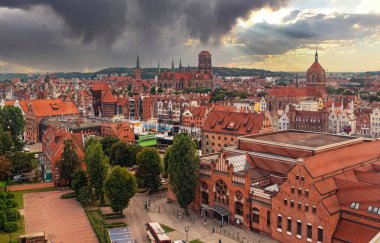 Gdansk, Polonya - 22 Ağustos 2023: Motlawa Nehri 'nin ve Gdansk' ın tarihi bölgesinin güzel hava manzarası. Nehirde eğlence tekneleri ve tuğla gotik mimari.