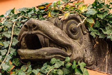 Antik taş drenaj borusu, kimera şekli.