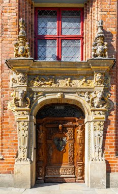 Ahşap eski kapı ve veranda.