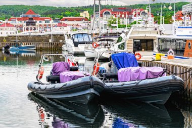 Sopot, Polonya - 26 Nisan 2022: Sopot, Pomeranya 'nın Polonya Voyvoda Baltık Denizi kıyısındaki eski ahşap iskele. Popüler turistik cazibe