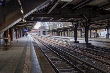 Berlin, Almanya - 02 Ocak 2023: Westkreuz, Berlin 'deki tren istasyonu ve platformda bir yolcu treni. Almanya 'da yolcu toplu taşımacılığı