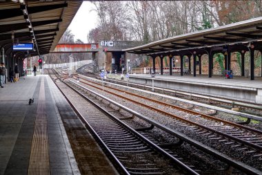 Berlin, Almanya - 02 Ocak 2023: Westkreuz, Berlin 'deki tren istasyonu ve platformda bir yolcu treni. Almanya 'da yolcu toplu taşımacılığı