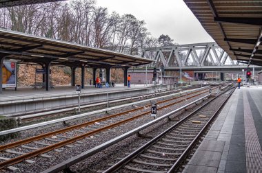 Berlin, Almanya - 02 Ocak 2023: Westkreuz, Berlin 'deki tren istasyonu ve platformda bir yolcu treni. Almanya 'da yolcu toplu taşımacılığı