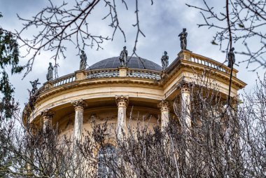 Potsdam, Brandenburg Almanya - 02 Ocak 2023: Potsdam 'daki Antik Sanssouci Kraliyet Sarayı ve Park. Almanya 'nın ünlü simgesi.