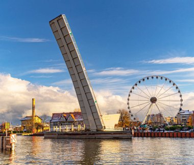 Gdansk 'taki Motlawa nehrinde asma köprü.