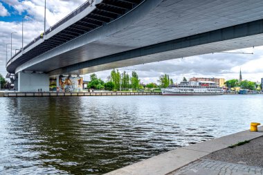 Polonya 'nın Szczecin kentindeki Oder Nehri üzerindeki köprü.