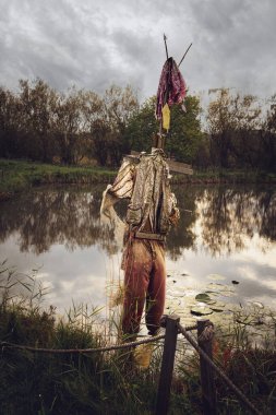 Korkunç bahçe korkuluğu ve gizemli gölet