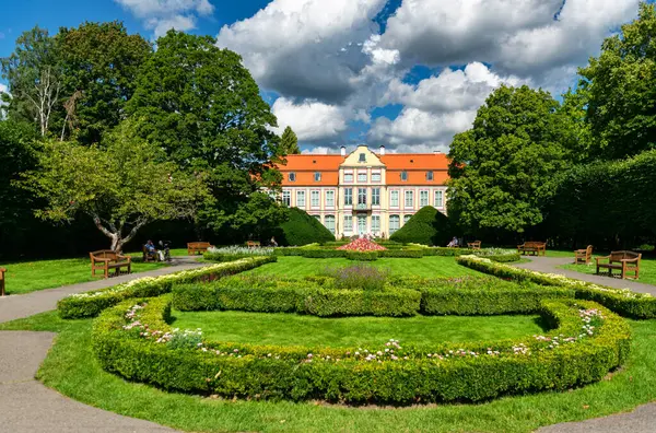 Gdansk 'taki Oliwa Parkı' nda çimenler ve mimari