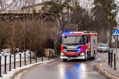 Gdansk, Polonya - 14 Ocak 2024: Gdansk, Polonya 'daki yangın alanında kırmızı itfaiye aracı. Acil durumlar için yeni kurtarma ekipmanı