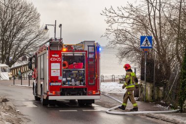 Gdansk, Polonya - 14 Ocak 2024: Gdansk, Polonya 'daki yangın alanında kırmızı itfaiye aracı. Acil durumlar için yeni kurtarma ekipmanı